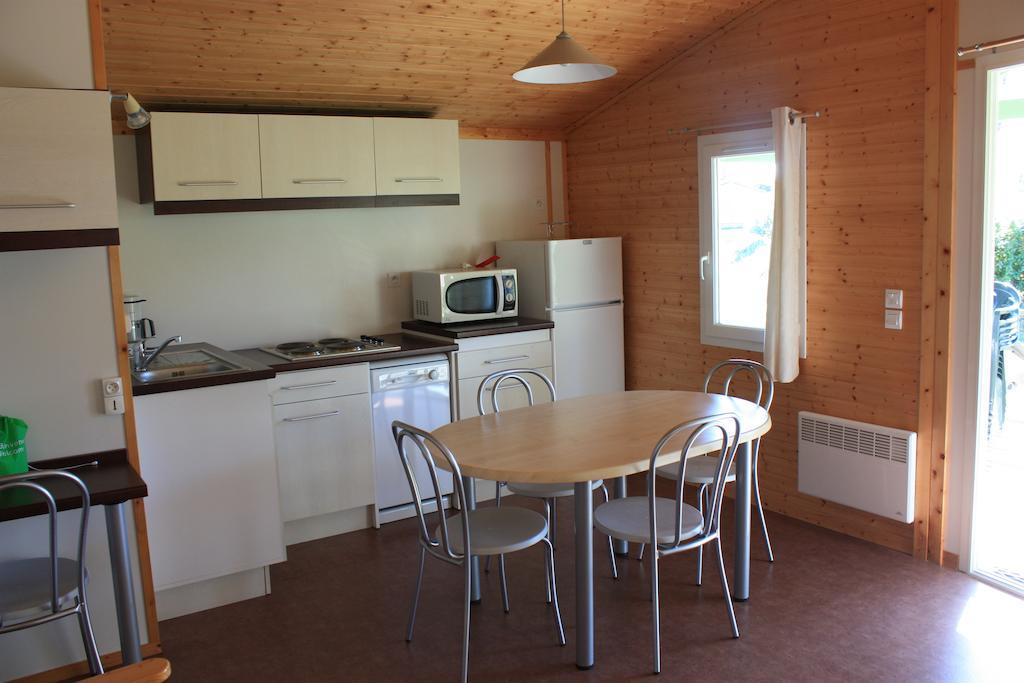 Cottages Du Lac De Miel Beynat الغرفة الصورة